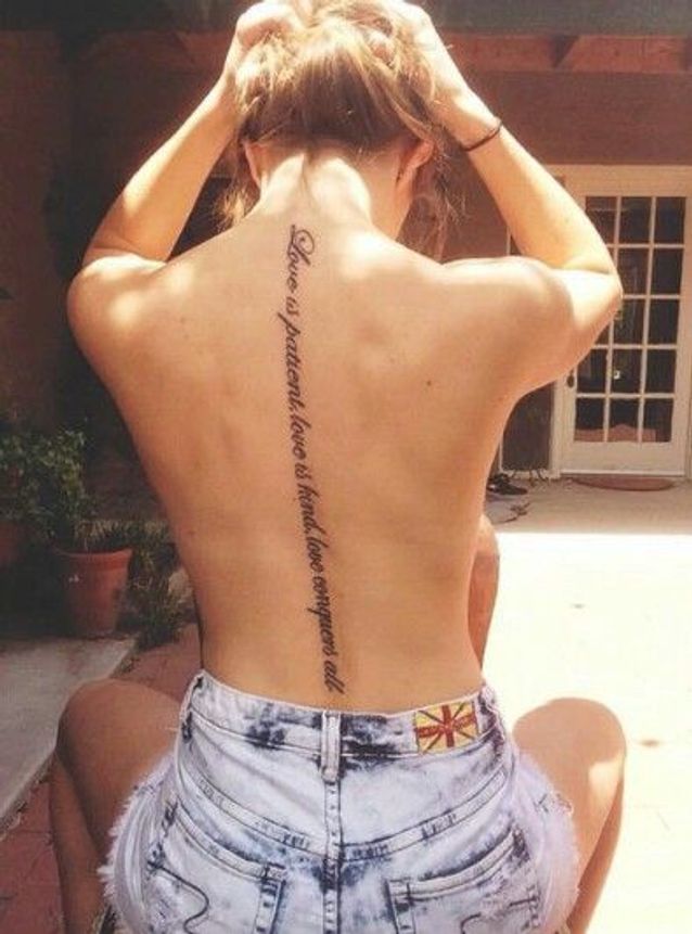 Tatouage écriture dos
