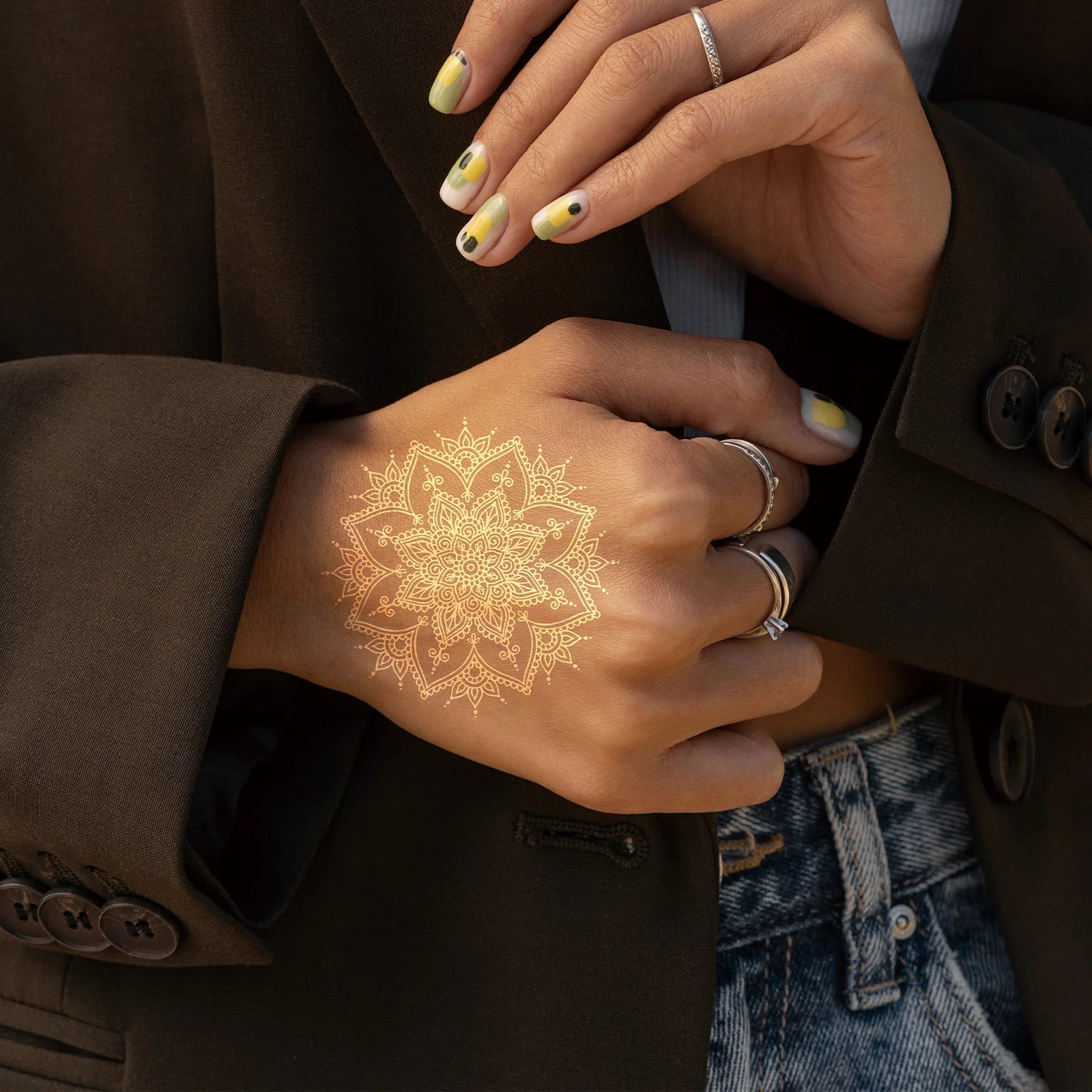 Tatouages doré mains